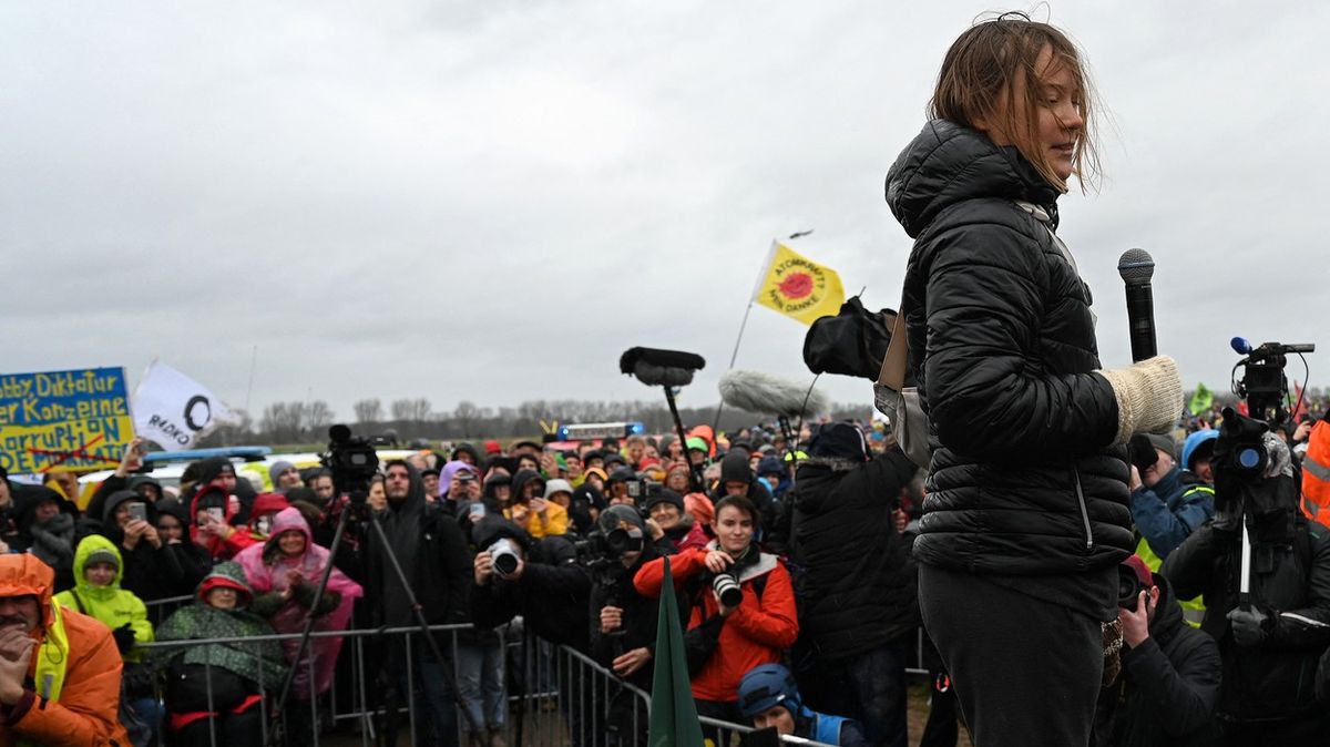 Greta a dalších deset tisíc lidí protestují proti demolici vesnice Lützerath